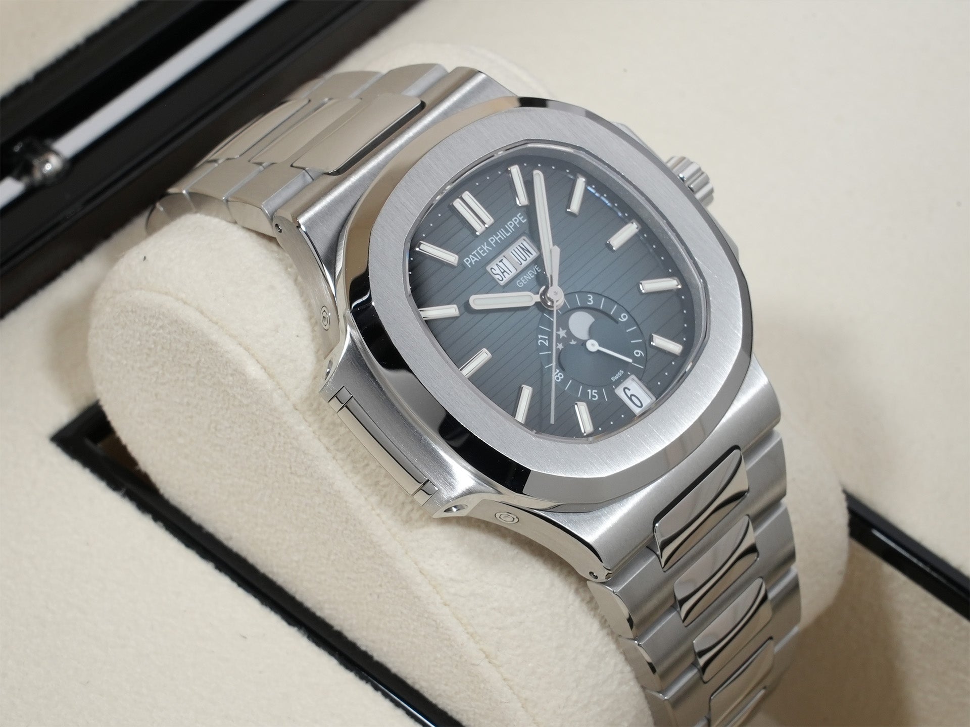 Patek Philippe Nautilus Annual Calendar Moon Phase Ref. 5726/1A-014 Stainless Steel Blue, Black Gradient Dial Excellent Condition rww7cm5q