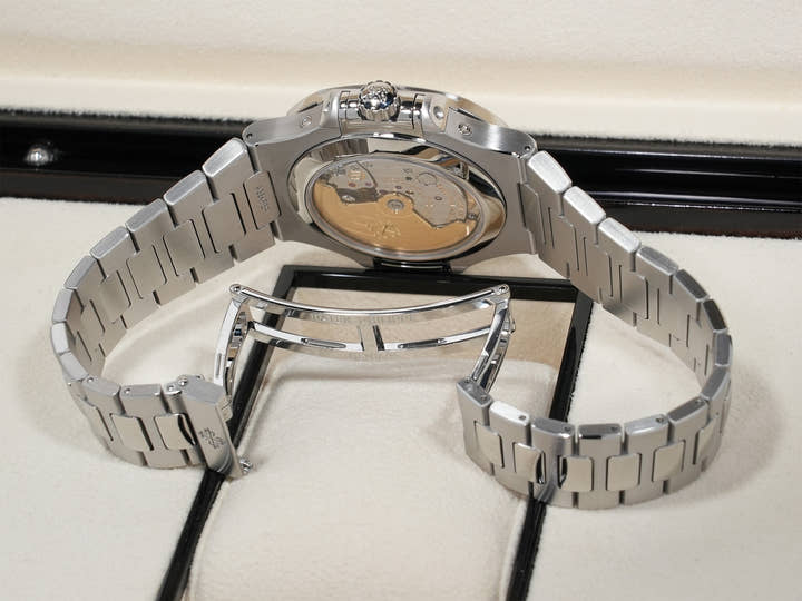 Patek Philippe Nautilus Annual Calendar Moon Phase Ref. 5726/1A-014 Stainless Steel Blue, Black Gradient Dial Excellent Condition rww7cm5q