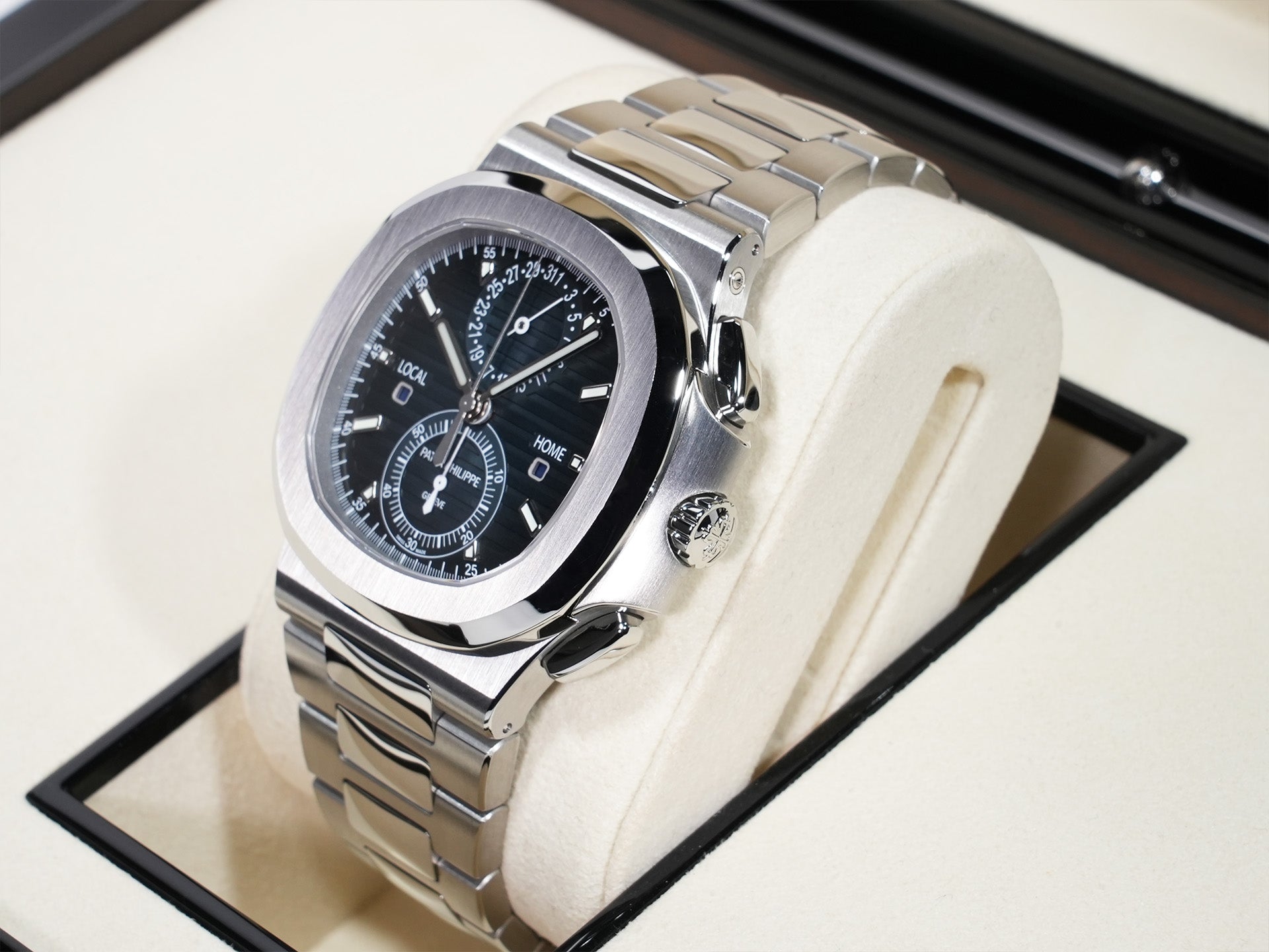 Patek Philippe Nautilus Travel Time Chronograph Ref.5990/1A-011 Stainless Steel Blue Sunburst Dial Unused gv2f58qq