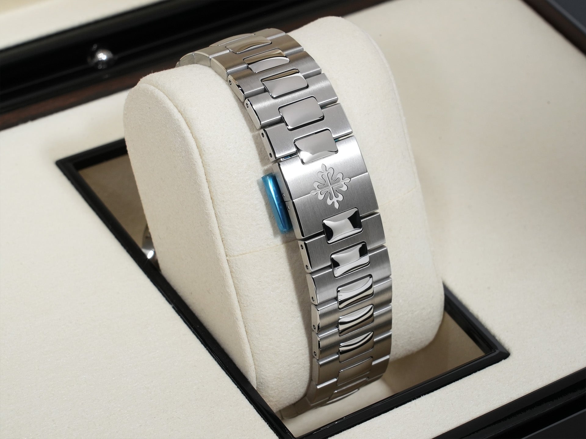 Patek Philippe Nautilus Travel Time Chronograph Ref.5990/1A-011 Stainless Steel Blue Sunburst Dial Unused gv2f58qq