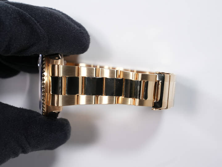 Rolex Submariner Date Ref. 16808 Yellow Gold Blue Dial Pre-owned swcopyzn