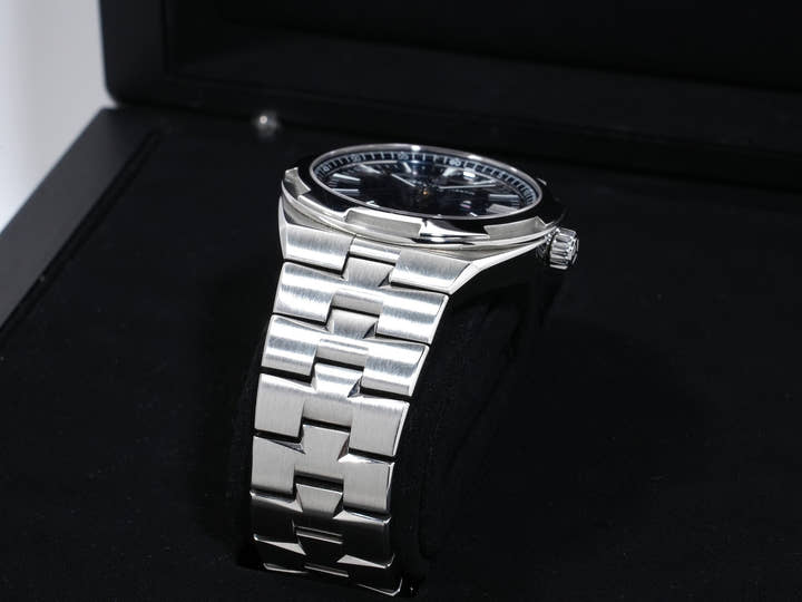 ヴァシュロンコンスタンタン オーヴァーシーズ Ref.4500V/110A-B128 ステンレススチール ブルー文字盤 中古 f6vbkoii