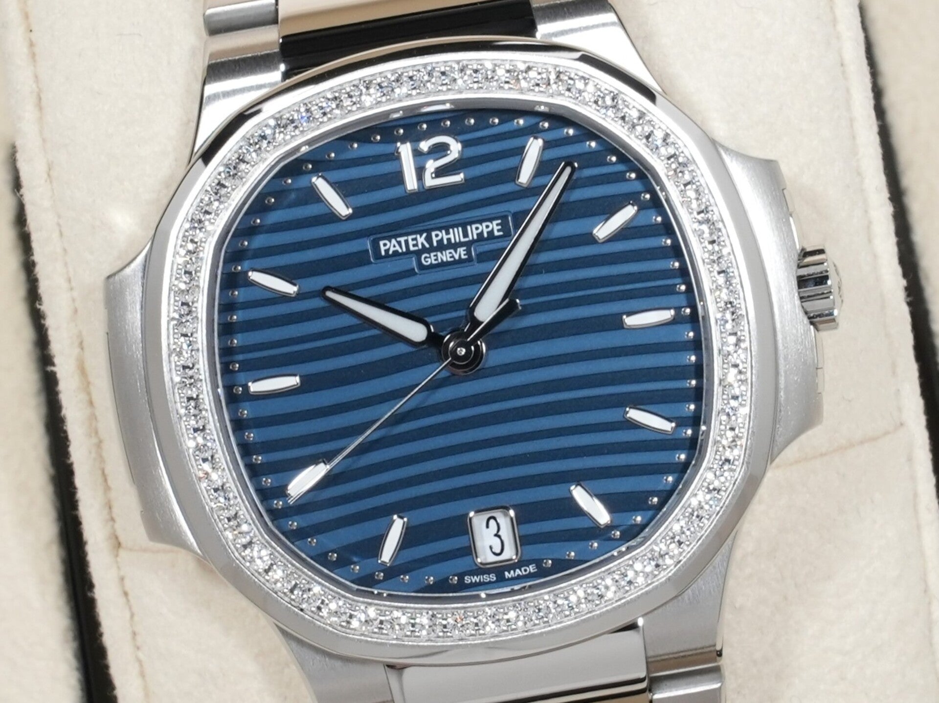 パテックフィリップ ノーチラス Ref.7118/1200A-001 ステンレススチール ブルー オパーリン文字盤 未使用 9jfgrmks