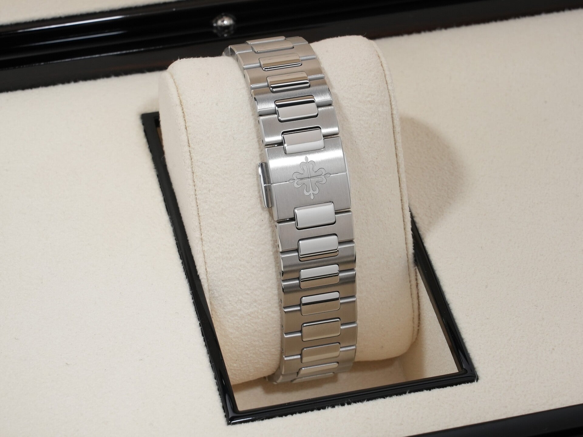 パテックフィリップ ノーチラス Ref.7118/1200A-001 ステンレススチール ブルー オパーリン文字盤 未使用 9jfgrmks