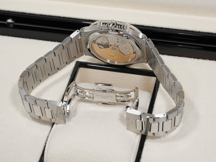 パテックフィリップ ノーチラス Ref.7118/1200A-001 ステンレススチール ブルー オパーリン文字盤 未使用 9jfgrmks