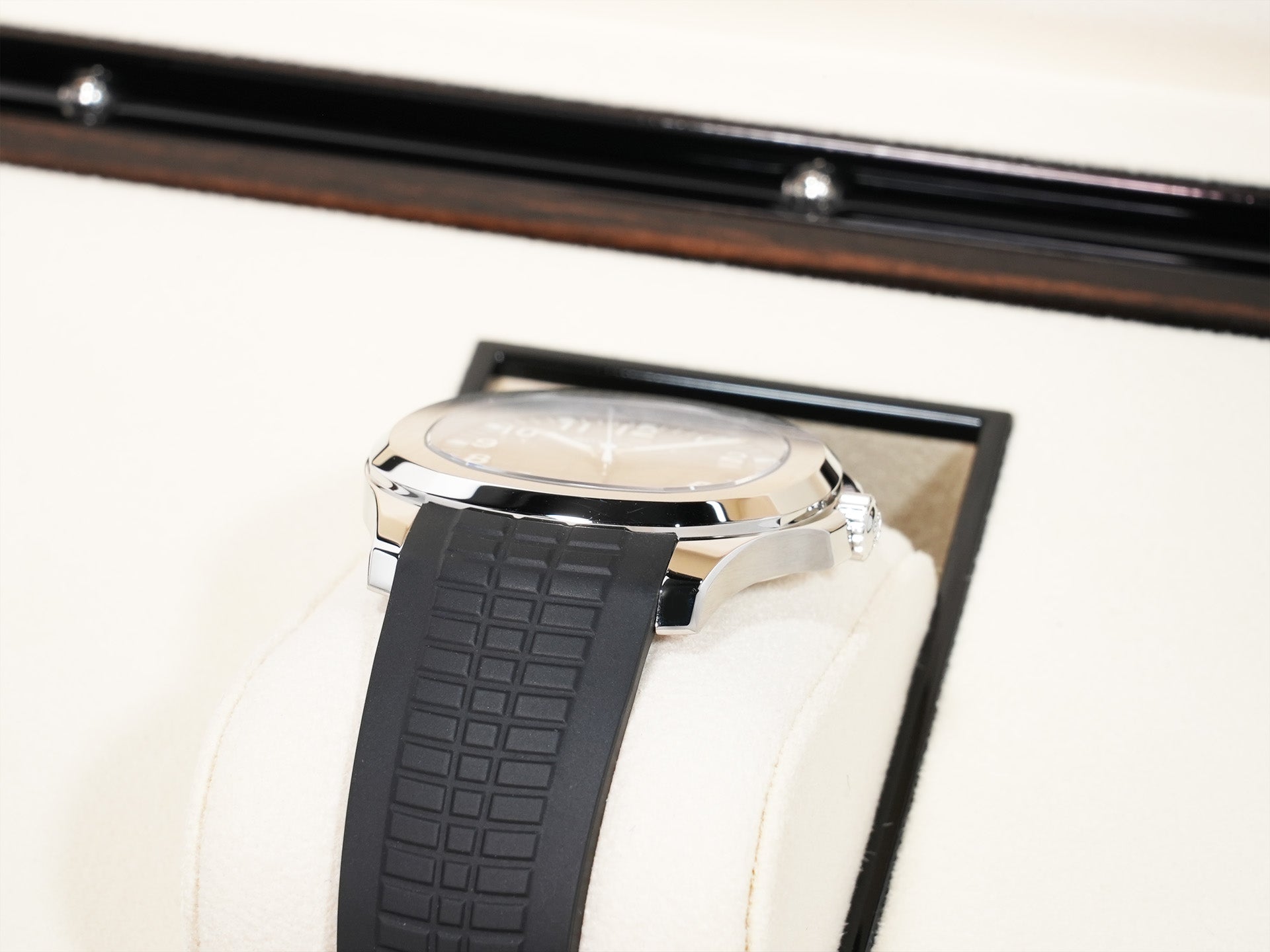 パテックフィリップ アクアノート Ref.5167A-001 ステンレススチール ブラック文字盤 中古 9esw6avq