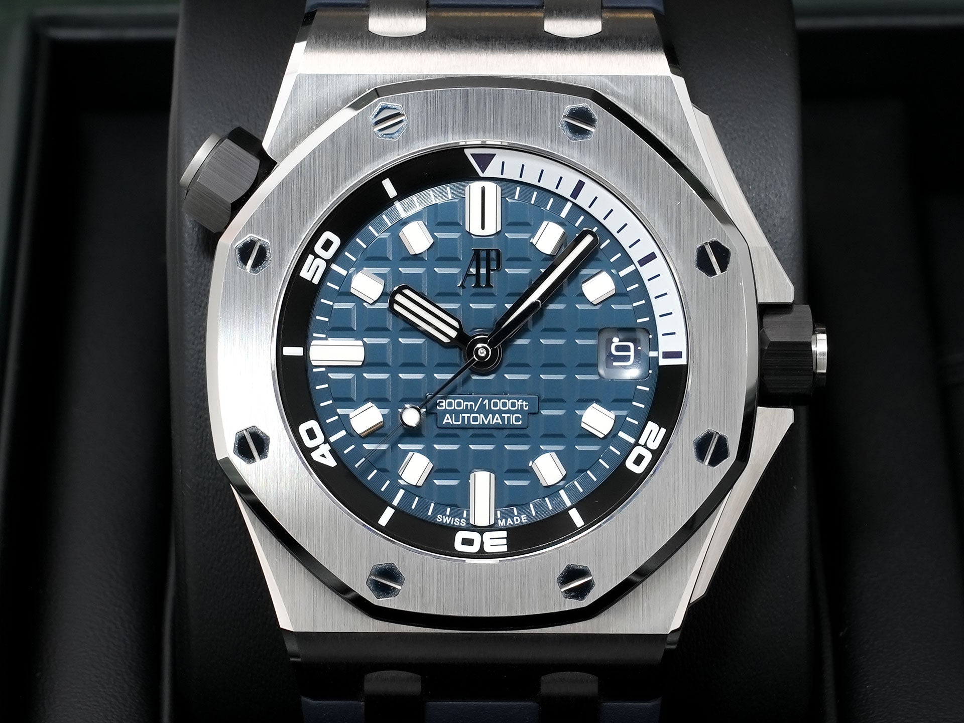 Audemars Piguet Royal Oak Offshore Diver Ref.15720ST.OO.A027CA.01 Stainless Steel Blue Dial Excellent Used Condition 3kojst9k