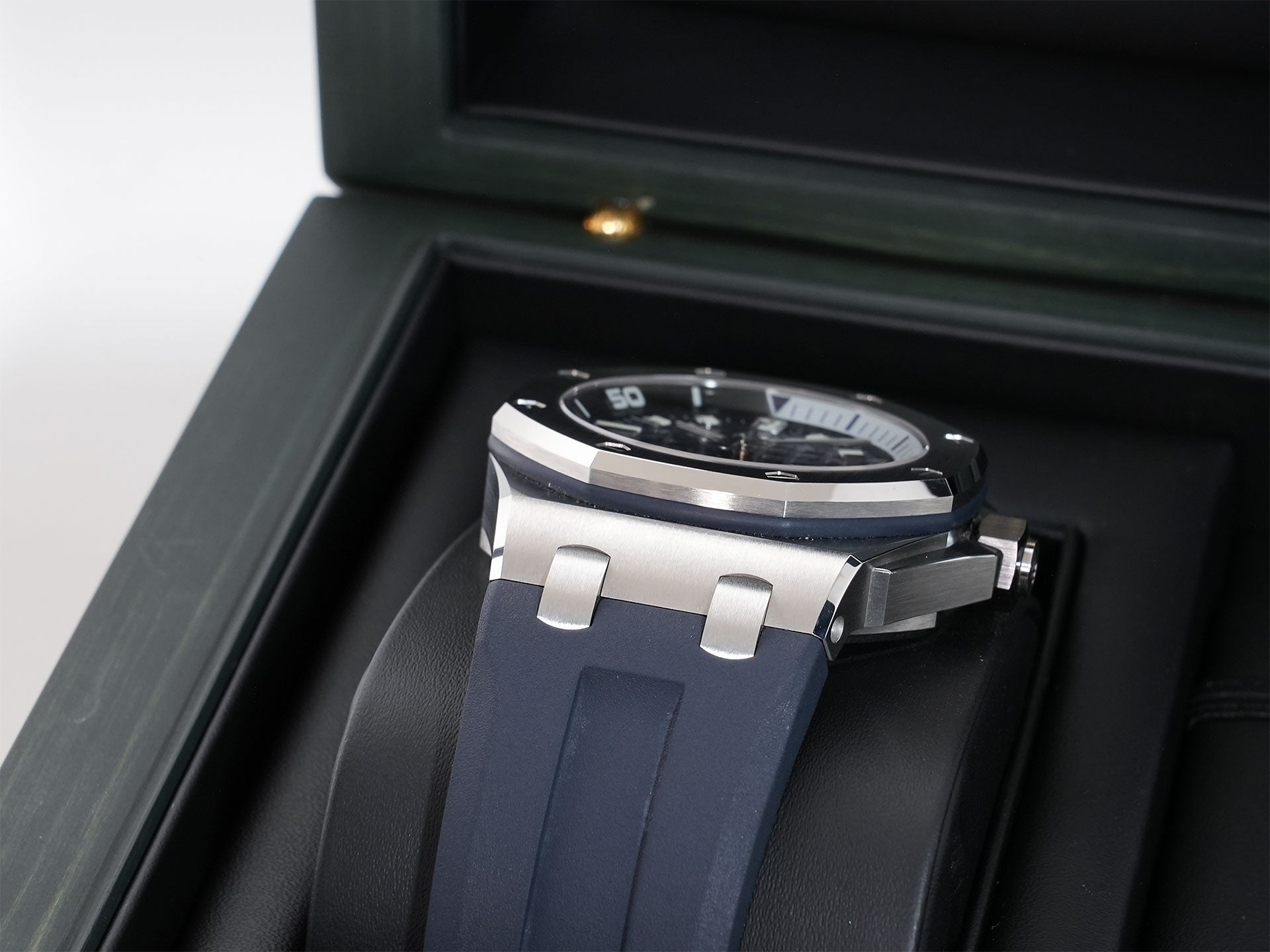 Audemars Piguet Royal Oak Offshore Diver Ref.15720ST.OO.A027CA.01 Stainless Steel Blue Dial Excellent Used Condition 3kojst9k