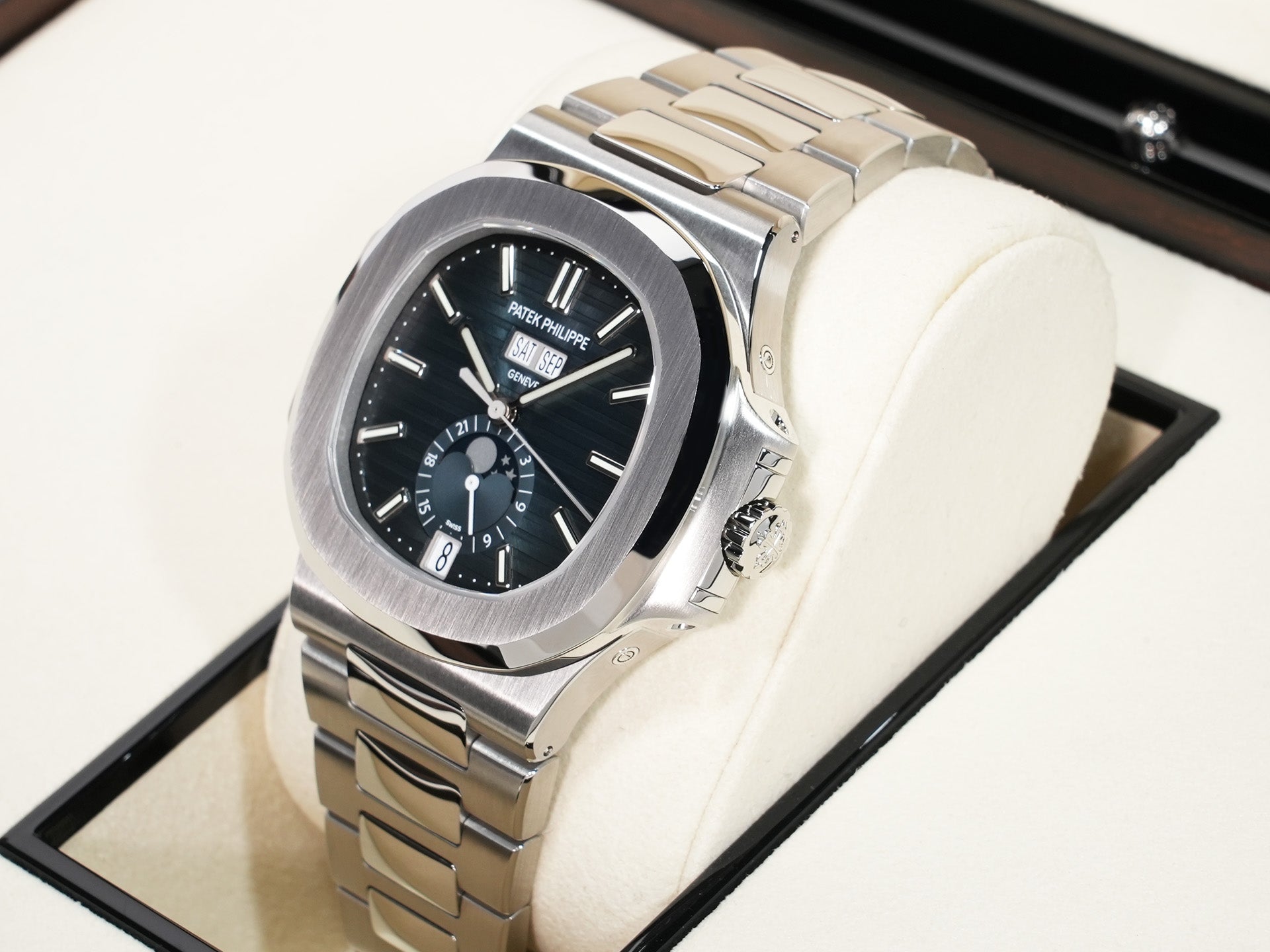 Patek Philippe Nautilus Annual Calendar Moon Phase Ref. 5726/1A-014 Stainless Steel, Blue, Black-Gradation Dial, Unused 96s5cw2p