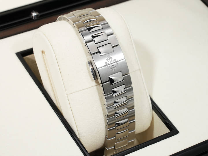 Patek Philippe Nautilus Annual Calendar Moon Phase Ref. 5726/1A-014 Stainless Steel, Blue, Black-Gradation Dial, Unused 96s5cw2p