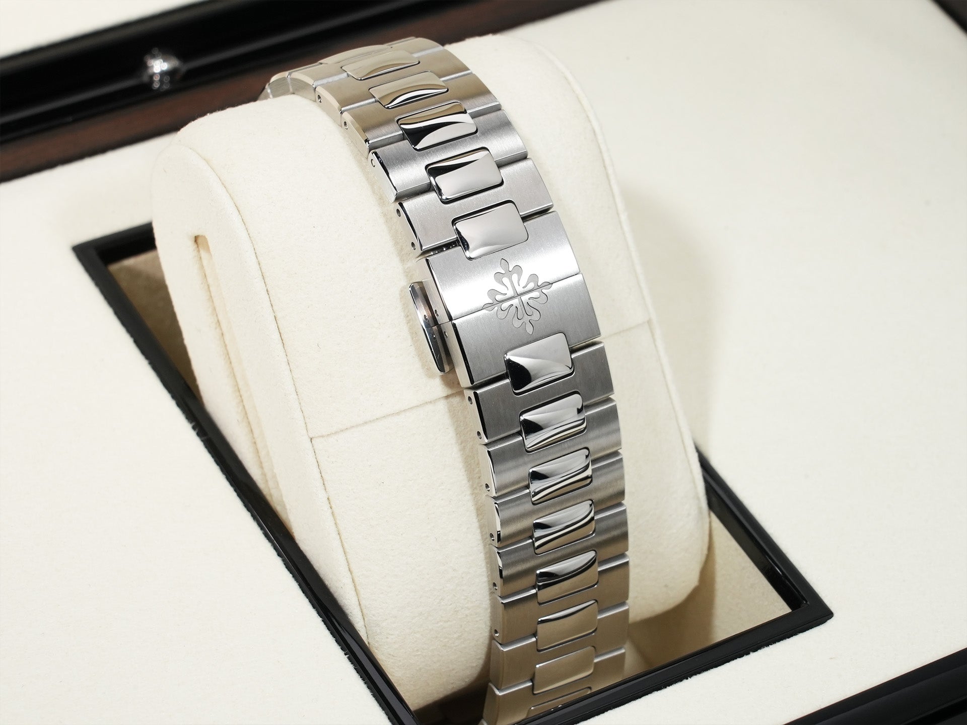 Patek Philippe Nautilus Annual Calendar Moon Phase Ref. 5726/1A-014 Stainless Steel, Blue, Black-Gradation Dial, Unused 96s5cw2p