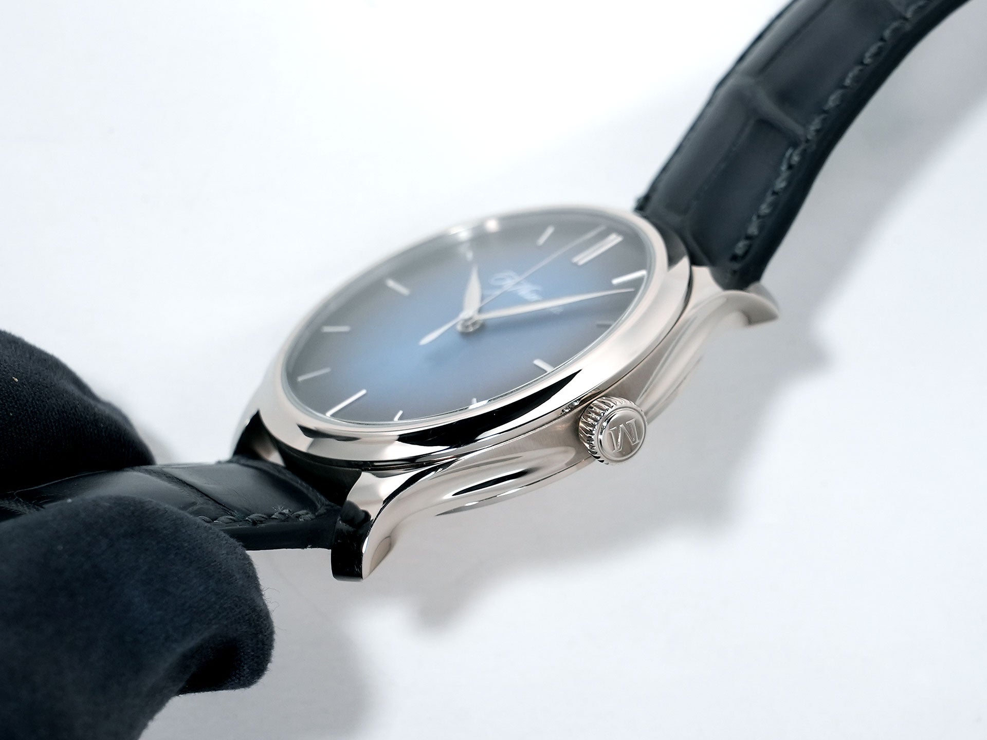 H.モーザー エンデバー センターセコンド Ref.1200-0201 ホワイトゴールド ファンキーブルー文字盤 美中古 x4mt54ay