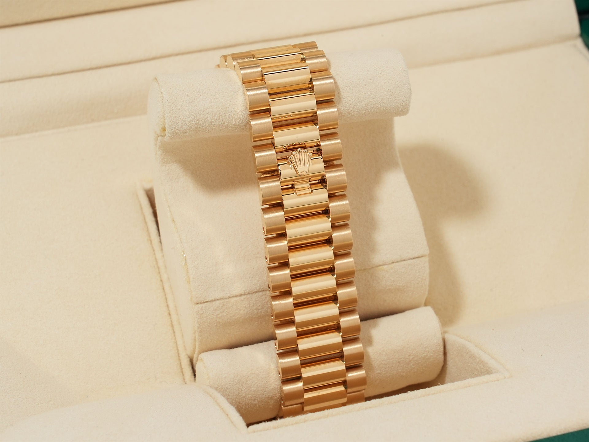 Rolex Day-Date 40 Ref.228238A Yellow Gold Champagne Gold x 10P Baguette Diamond Dial Excellent Used umwez8x8