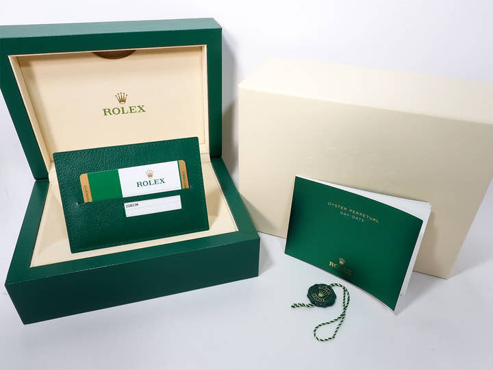 Rolex Day-Date 40 Ref.228238A Yellow Gold Champagne Gold x 10P Baguette Diamond Dial Excellent Used umwez8x8