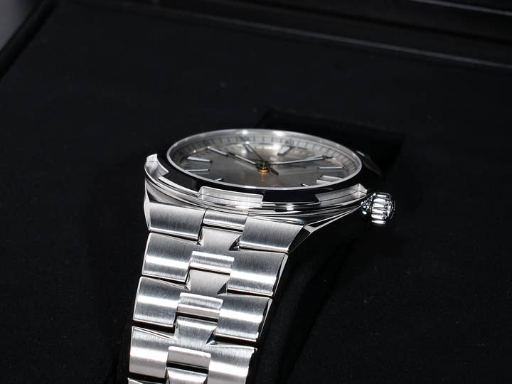 ヴァシュロンコンスタンタン オーヴァーシーズ Ref.4500V/110A-B126 ステンレススチール シルバー文字盤 美品 94fvsq3f