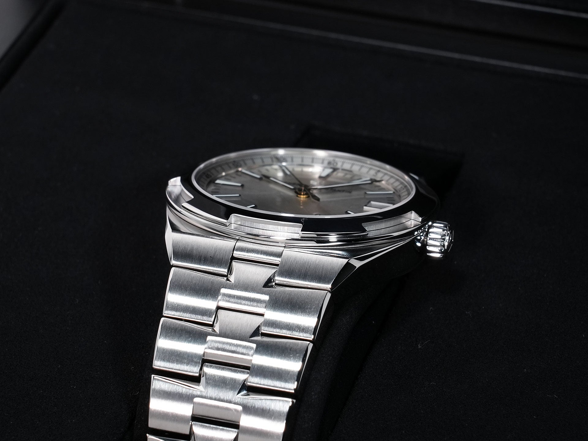 ヴァシュロンコンスタンタン オーヴァーシーズ Ref.4500V/110A-B126 ステンレススチール シルバー文字盤 美品 94fvsq3f