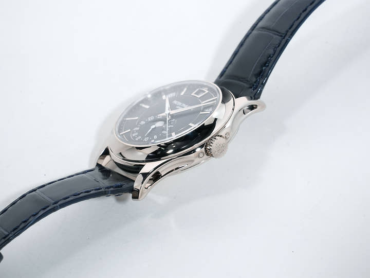パテックフィリップ アニュアルカレンダー Ref.5205G-013 ホワイトゴールド ブルーブラックグラデーション文字盤 美中古 mwbfh73b