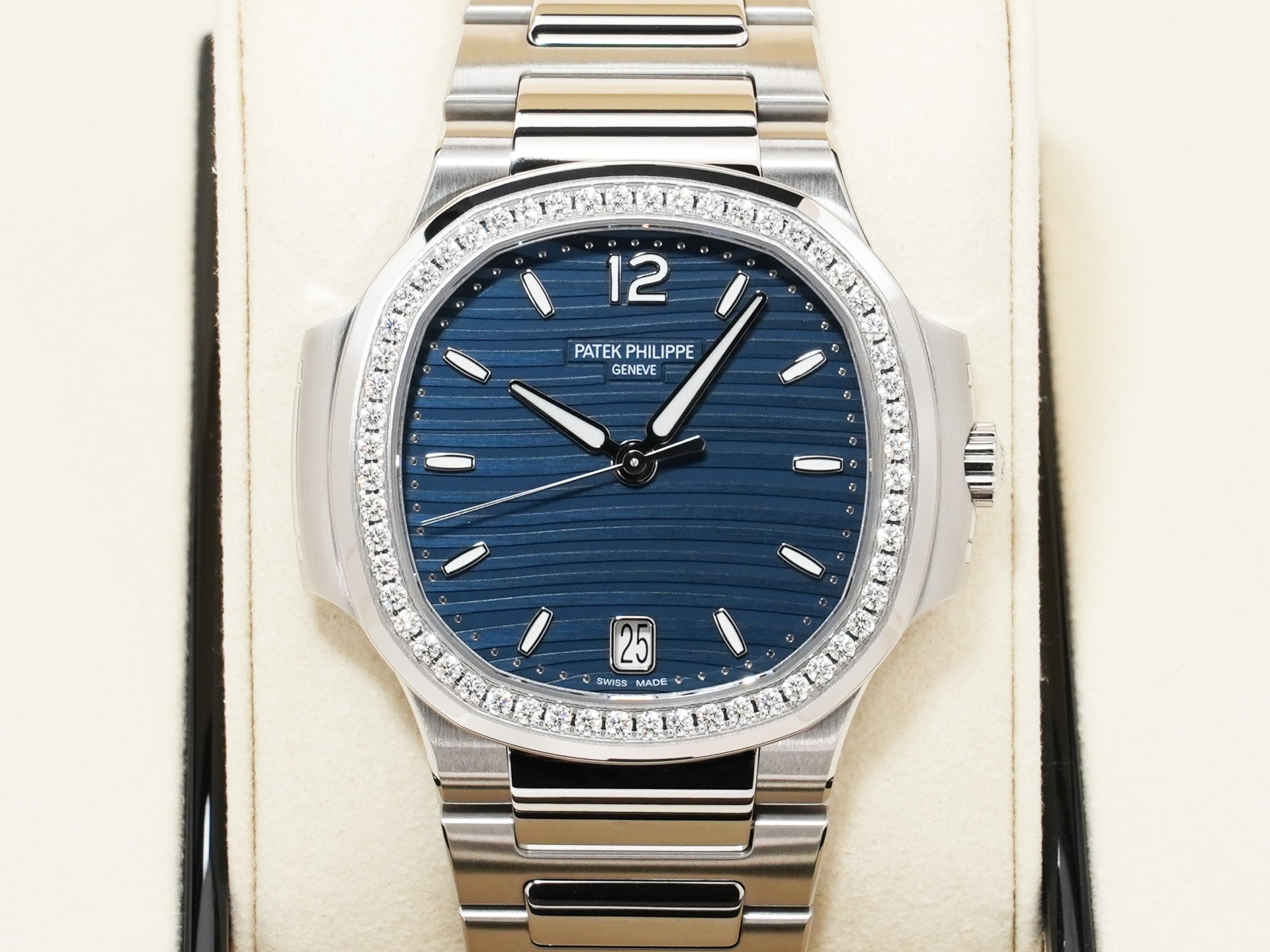 Patek Philippe Nautilus Ref. 7118/1200A-001 Stainless Steel Blue Opalescent Dial Unused 4tyjan43