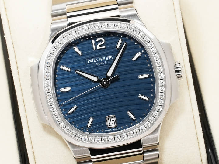 Patek Philippe Nautilus Ref. 7118/1200A-001 Stainless Steel Blue Opalescent Dial Unused 4tyjan43
