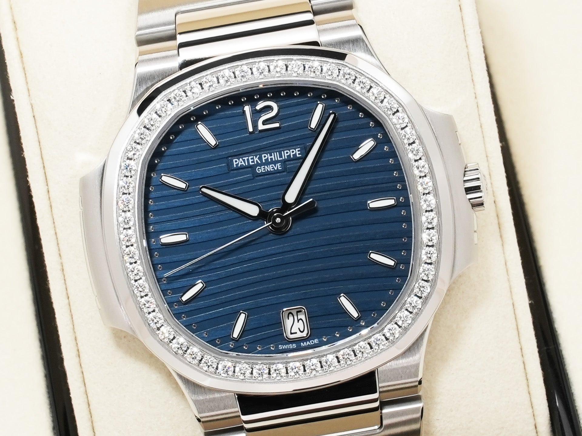 Patek Philippe Nautilus Ref. 7118/1200A-001 Stainless Steel Blue Opalescent Dial Unused 4tyjan43