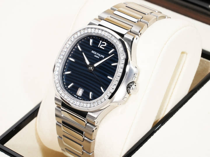 Patek Philippe Nautilus Ref. 7118/1200A-001 Stainless Steel Blue Opalescent Dial Unused 4tyjan43