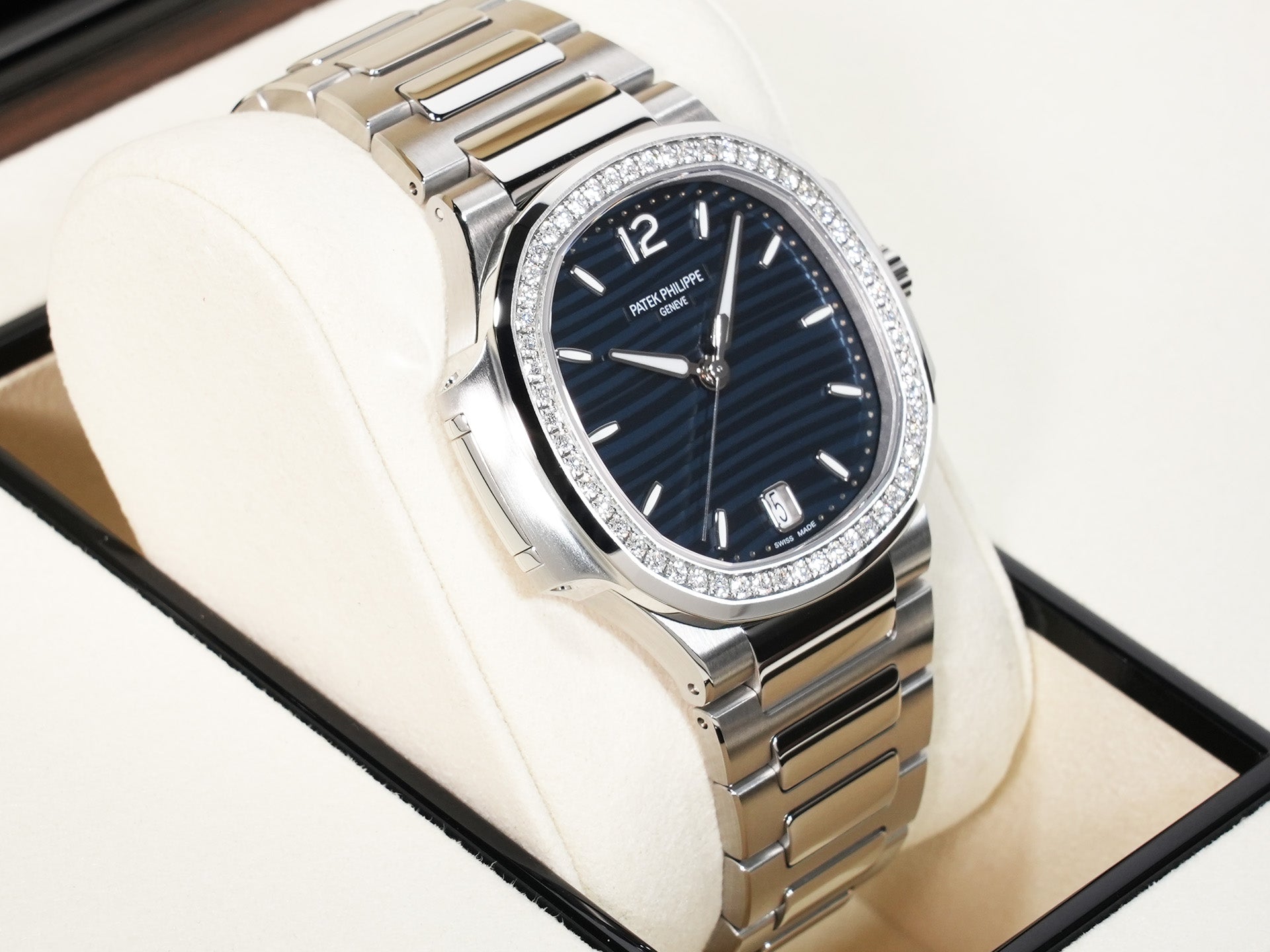 Patek Philippe Nautilus Ref. 7118/1200A-001 Stainless Steel Blue Opalescent Dial Unused 4tyjan43