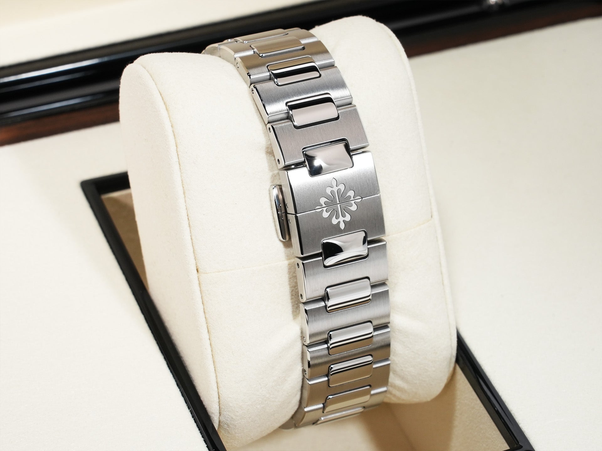 Patek Philippe Nautilus Ref. 7118/1200A-001 Stainless Steel Blue Opalescent Dial Unused 4tyjan43