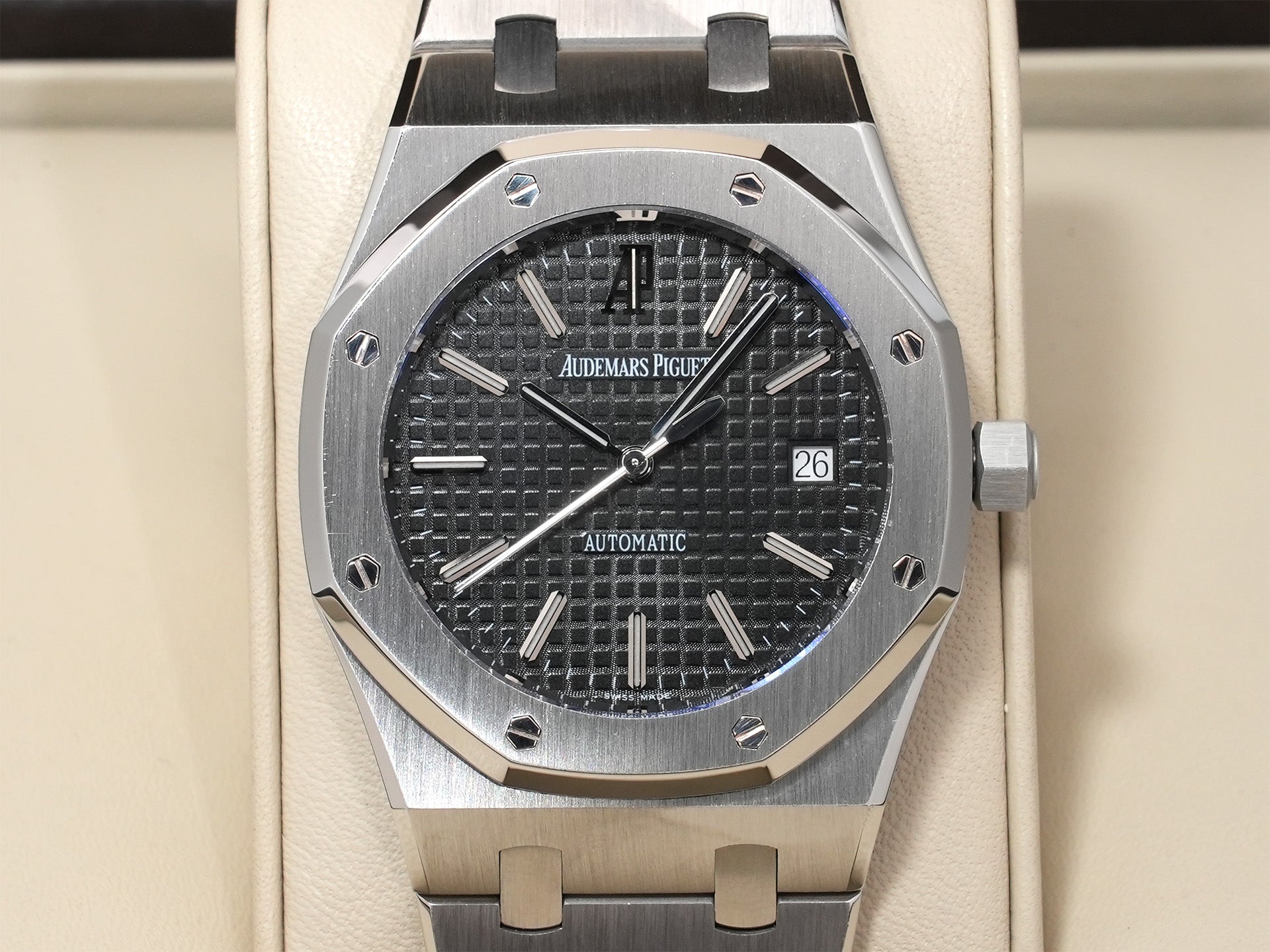 オーデマピゲ ロイヤルオーク Ref.15300ST.OO.1220ST.03 ステンレススチール ブラック文字盤 中古 587uy45d