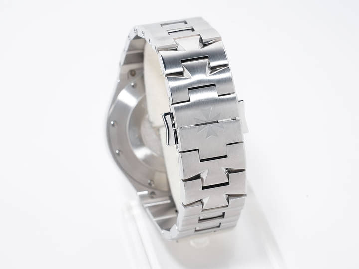 Vacheron Constantin Overseas Ref. 47040/B01A-9093 Stainless Steel White Dial Used rtjahegh
