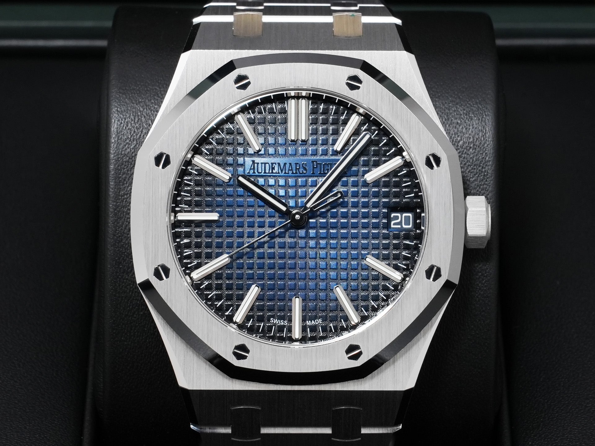Audemars Piguet Royal Oak Ref.15510BC.OO.1320BC.04 White Gold Smoked Blue Dial Unused afn37e89