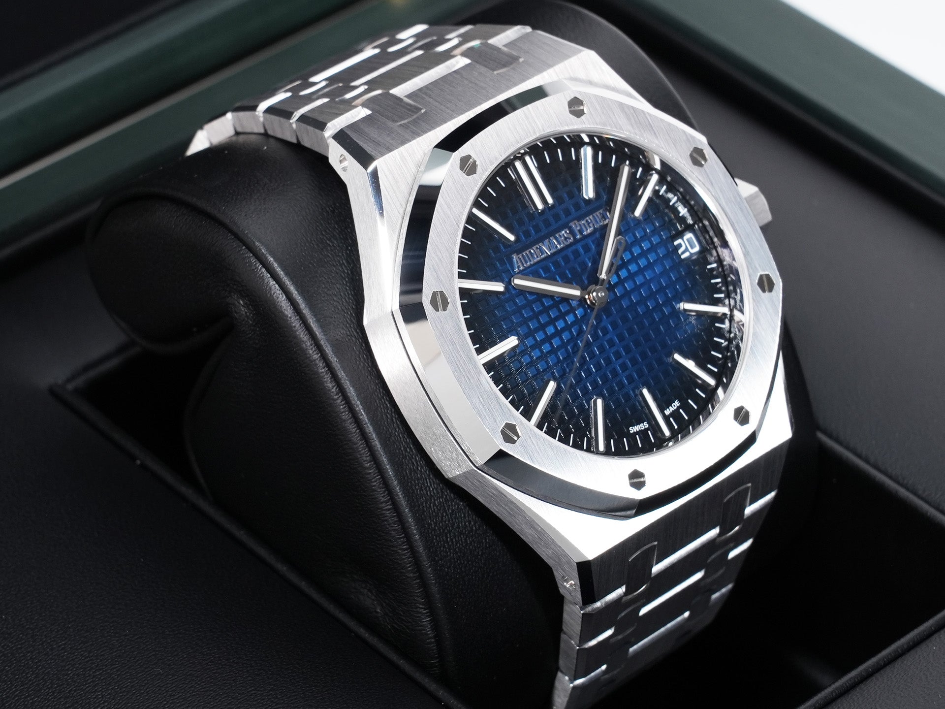 Audemars Piguet Royal Oak Ref.15510BC.OO.1320BC.04 White Gold Smoked Blue Dial Unused afn37e89
