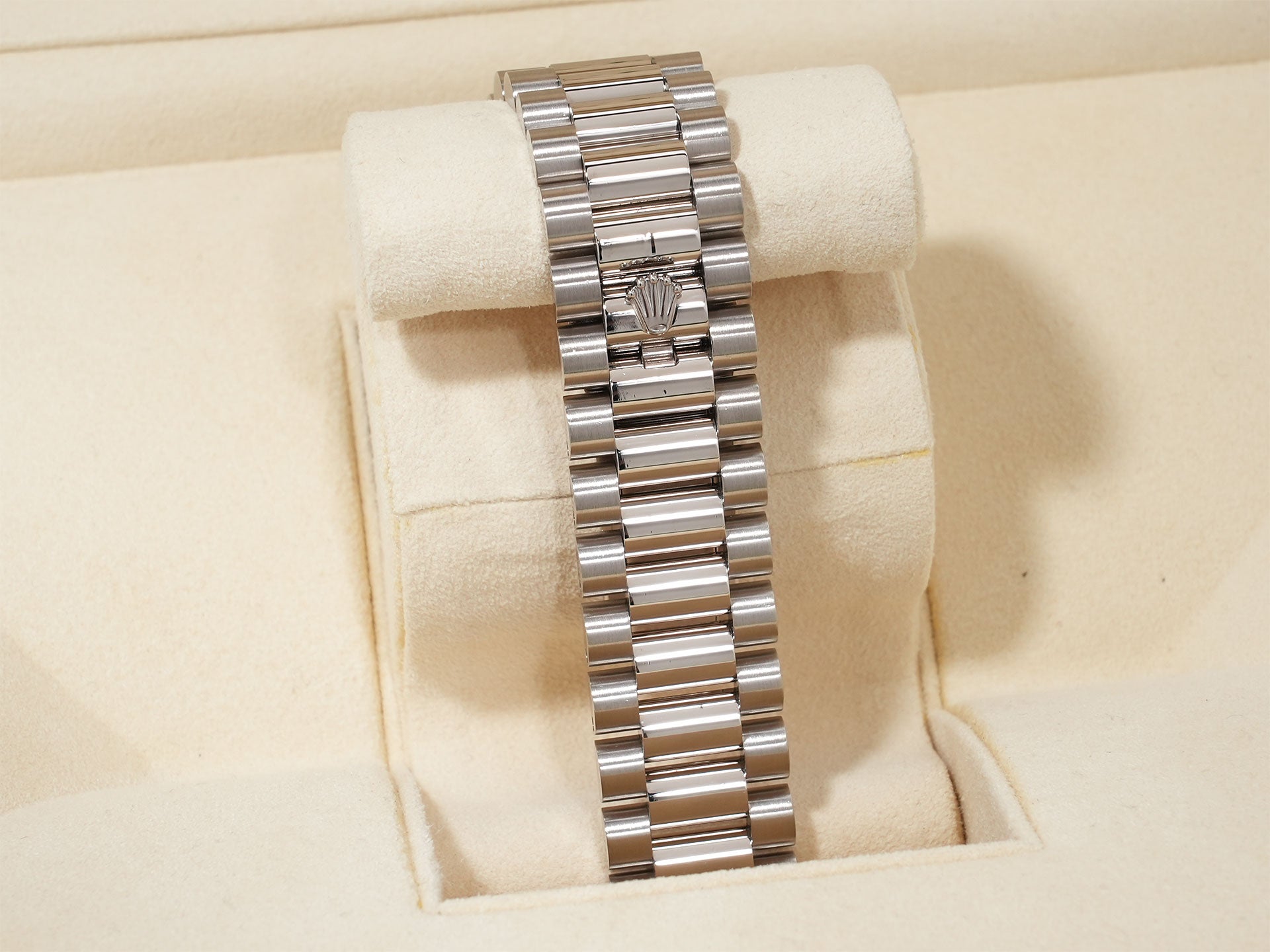 ROLEX Day-Date II Ref. 218239 White Gold Chocolate Roman Dial Excellent Condition bsyn8rsn