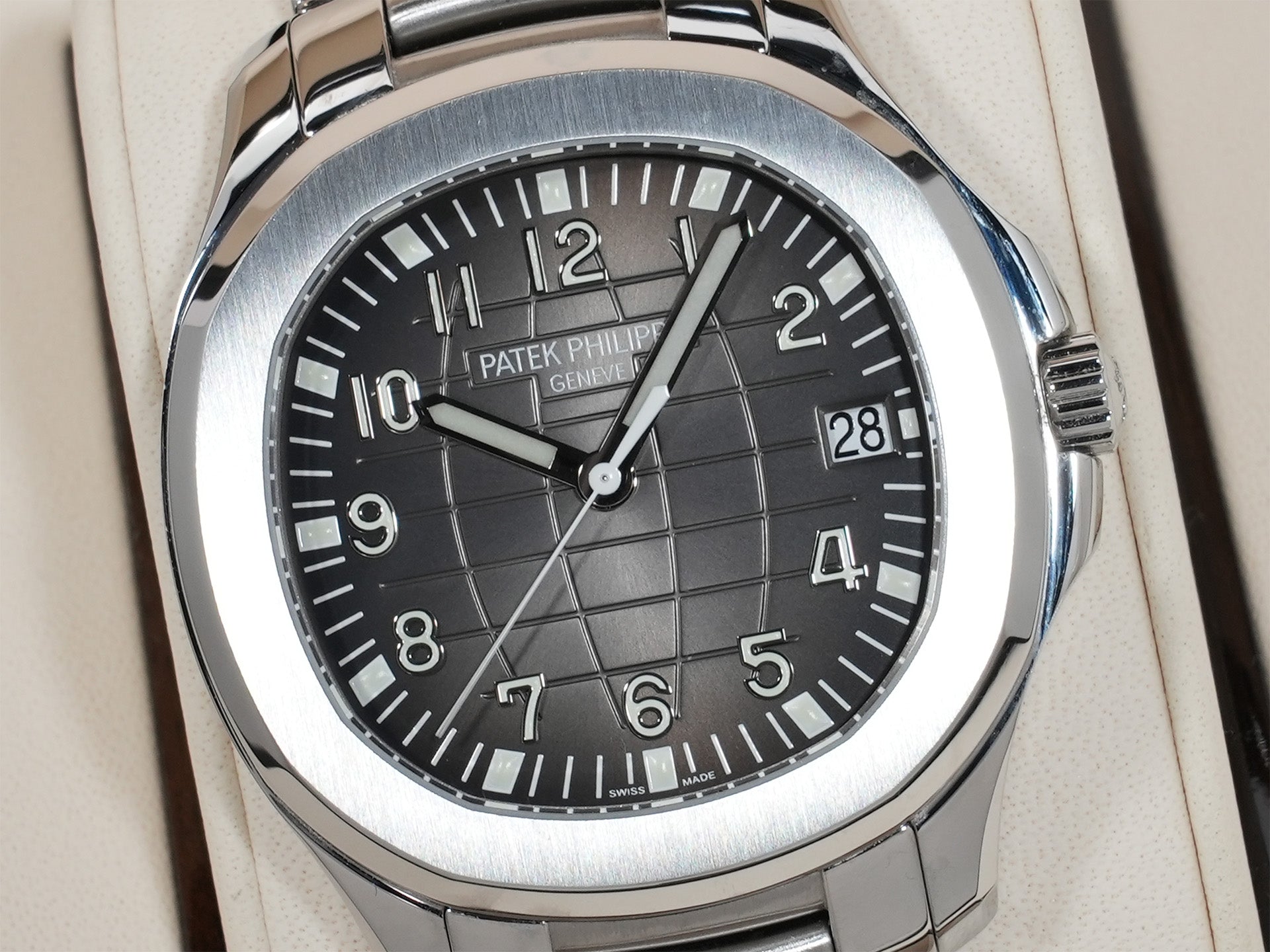 Patek Philippe Aquanaut Extra-Large Ref. 5167/1A-001 Stainless Steel Black Dial Pre-Owned 256dtjkx