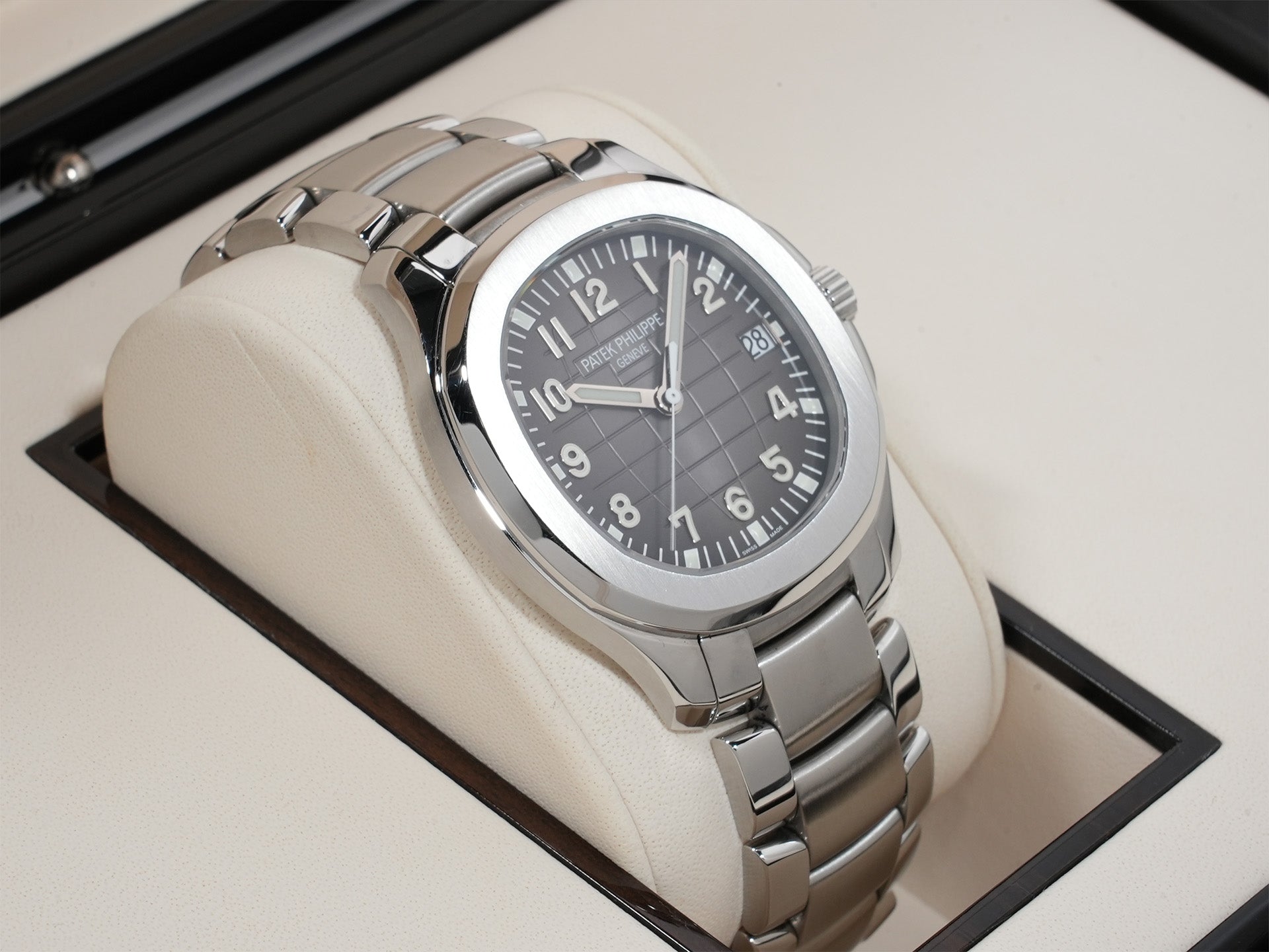 Patek Philippe Aquanaut Extra-Large Ref. 5167/1A-001 Stainless Steel Black Dial Pre-Owned 256dtjkx