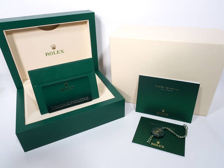 Rolex Day-Date 40 Ref.228238A Yellow Gold Champagne Gold x 10P Baguette Diamond Dial Excellent Used Condition 4ck5roaf