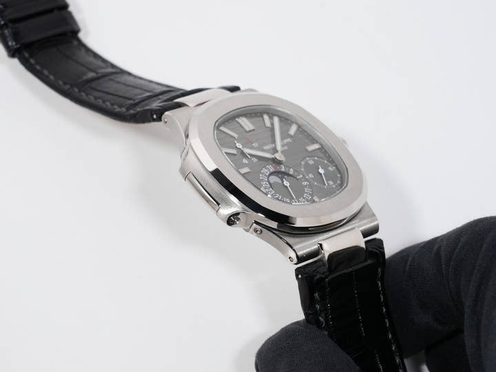 Patek Philippe Nautilus Petit Complication Ref. 5712G-001 White Gold Slate Dial Used v9vb62sf