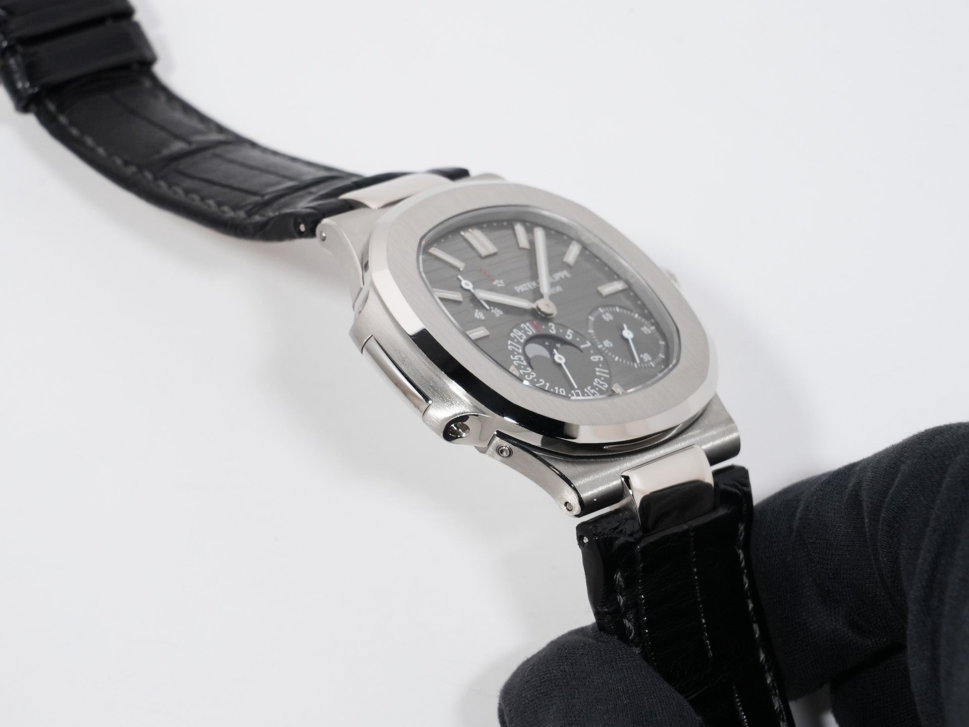 Patek Philippe Nautilus Petit Complication Ref. 5712G-001 White Gold Slate Dial Used v9vb62sf