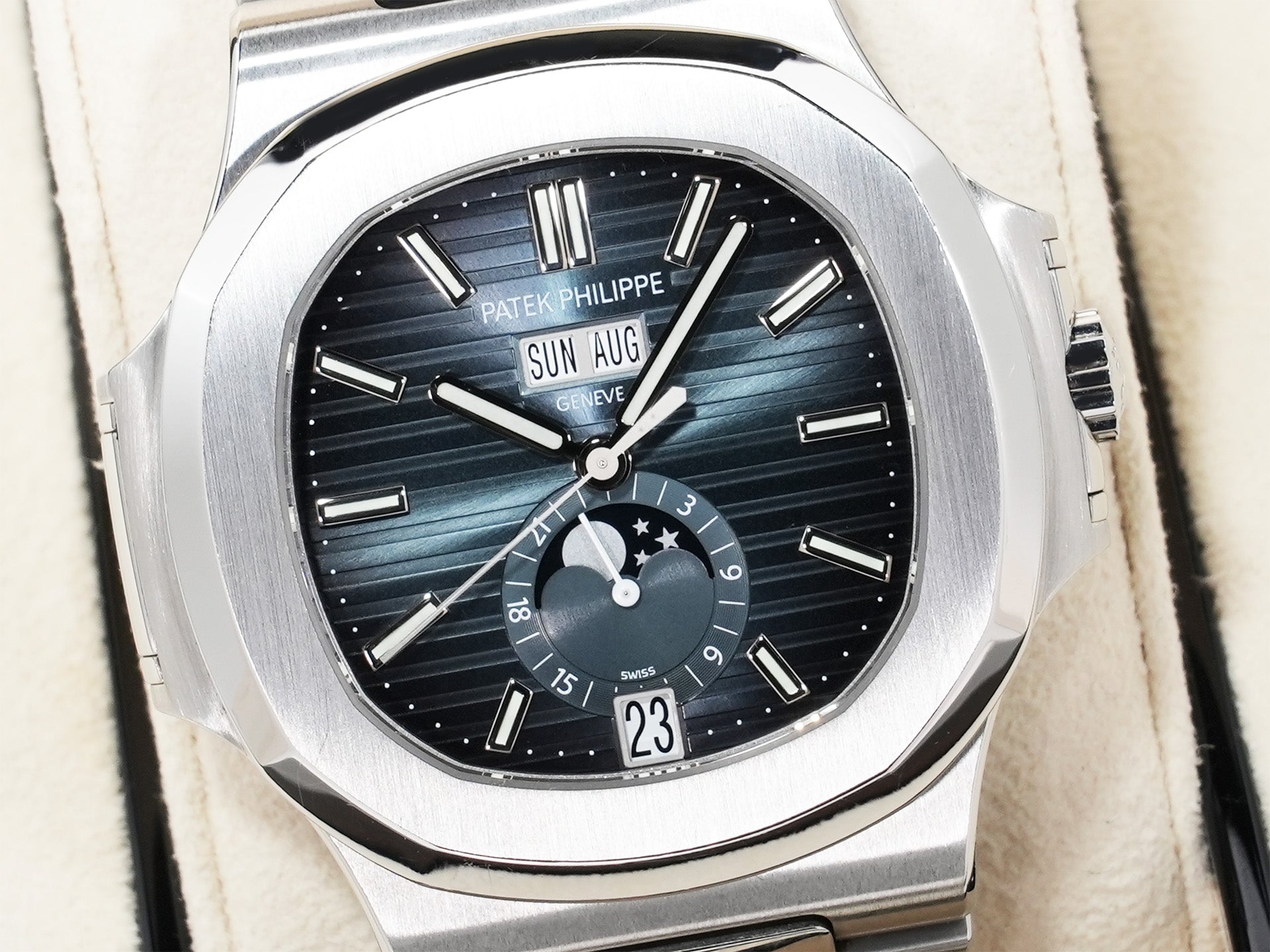 パテックフィリップ ノーチラス アニュアルカレンダー ムーンフェイズ Ref.5726/1A-014 ステンレススチール ブルー、ブラックグラデーション文字盤 中古 mxo9uem4