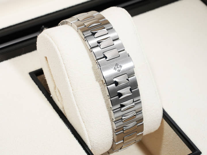 パテックフィリップ ノーチラス アニュアルカレンダー ムーンフェイズ Ref.5726/1A-014 ステンレススチール ブルー、ブラックグラデーション文字盤 中古 mxo9uem4