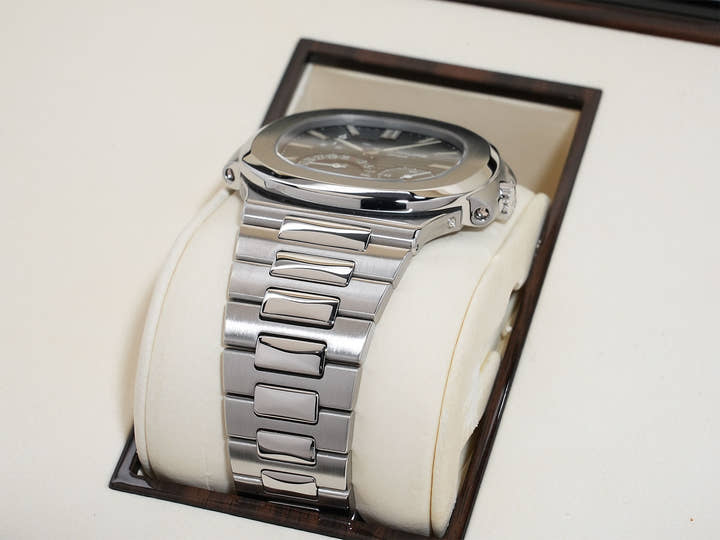 Patek Philippe Nautilus Petit Complication Ref. 5712/1A-001 Stainless Steel Blue Dial Excellent Condition syz9p39g