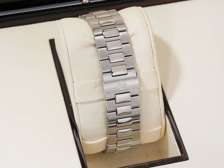 Patek Philippe Nautilus Petit Complication Ref. 5712/1A-001 Stainless Steel Blue Dial Excellent Condition syz9p39g