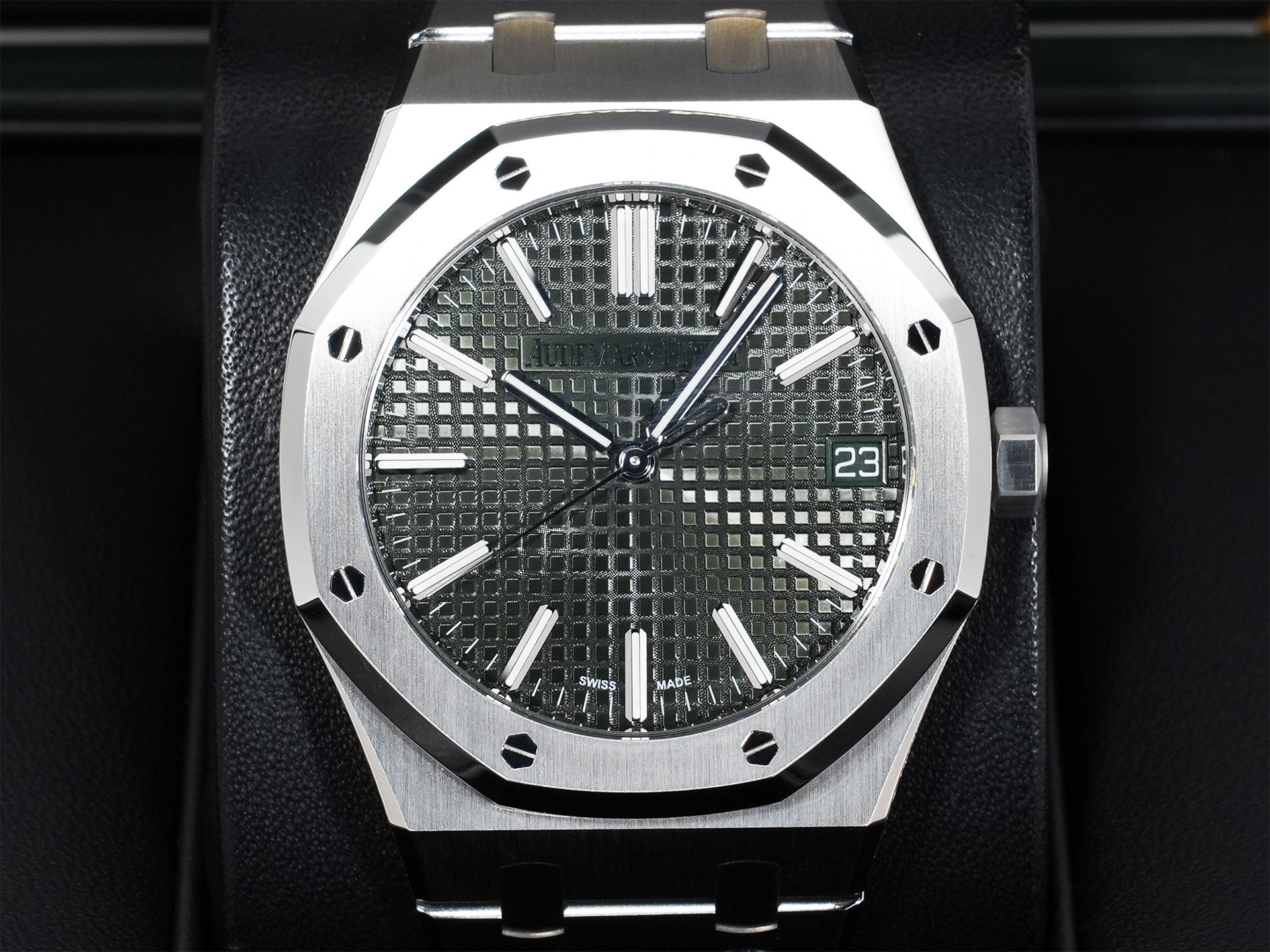 Audemars Piguet Royal Oak Ref.15510ST.OO.1320ST.09 Stainless Steel Khaki Green Dial Excellent Condition inhps2ts
