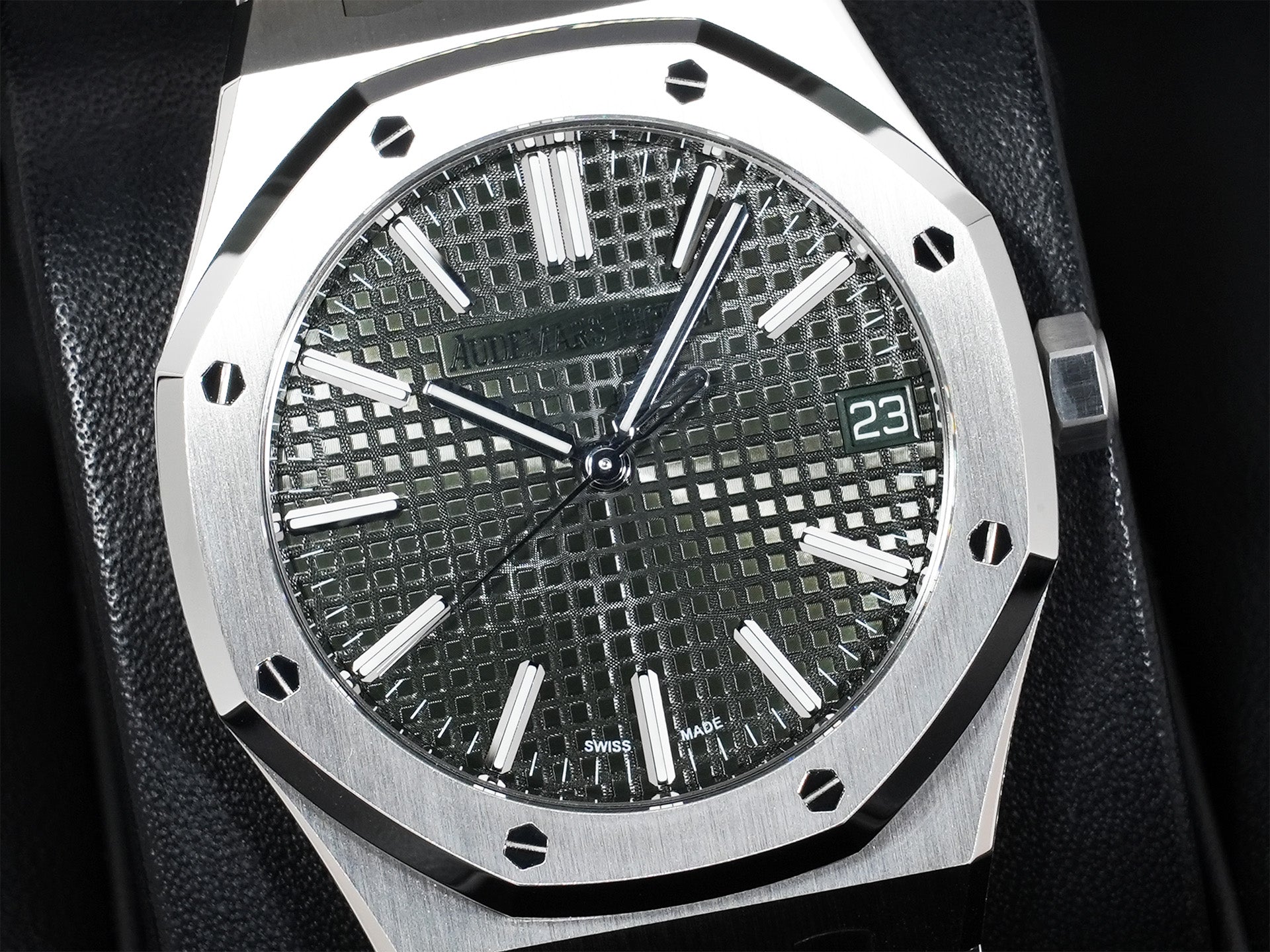 Audemars Piguet Royal Oak Ref.15510ST.OO.1320ST.09 Stainless Steel Khaki Green Dial Excellent Condition inhps2ts