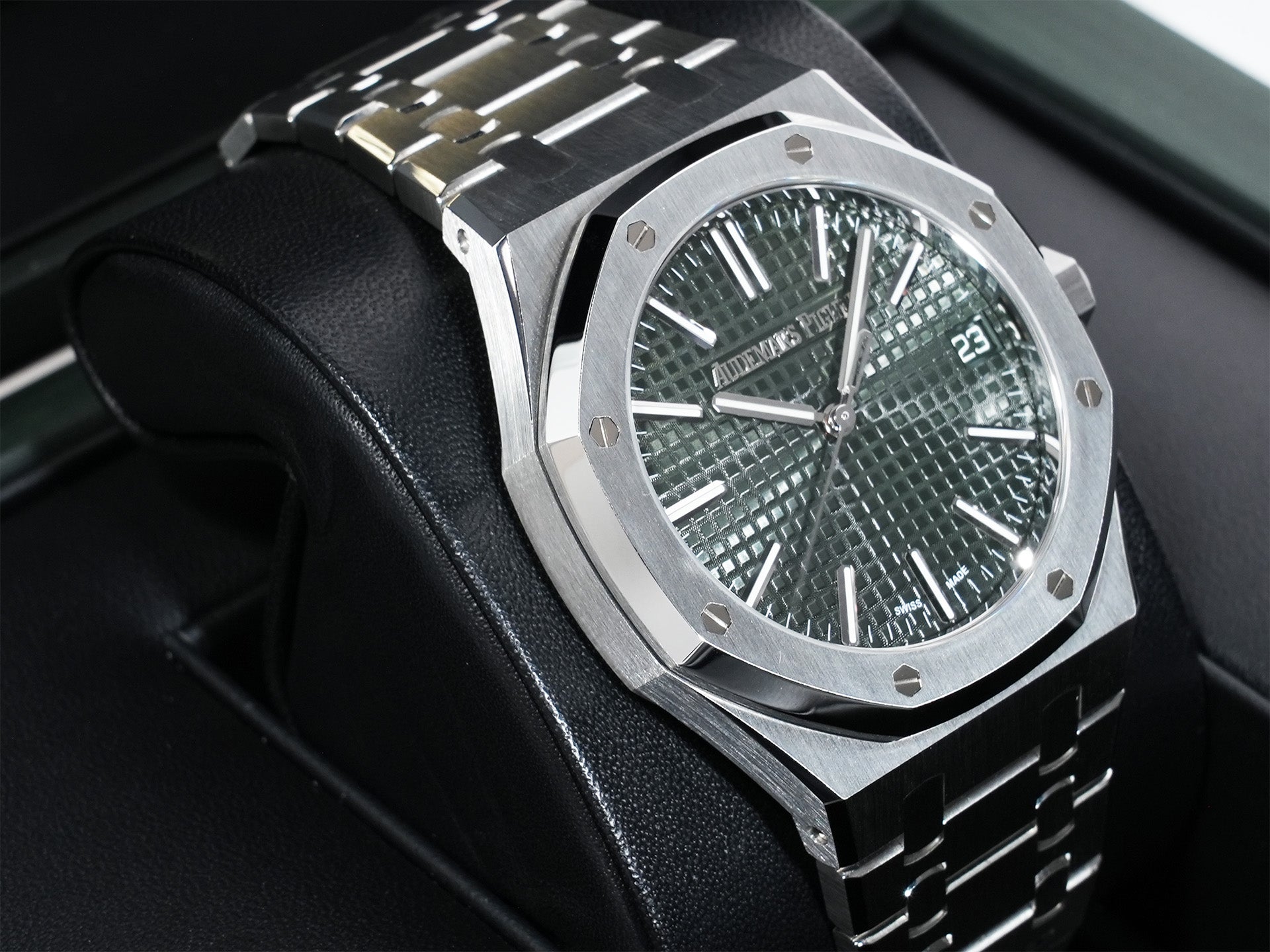 Audemars Piguet Royal Oak Ref.15510ST.OO.1320ST.09 Stainless Steel Khaki Green Dial Excellent Condition inhps2ts