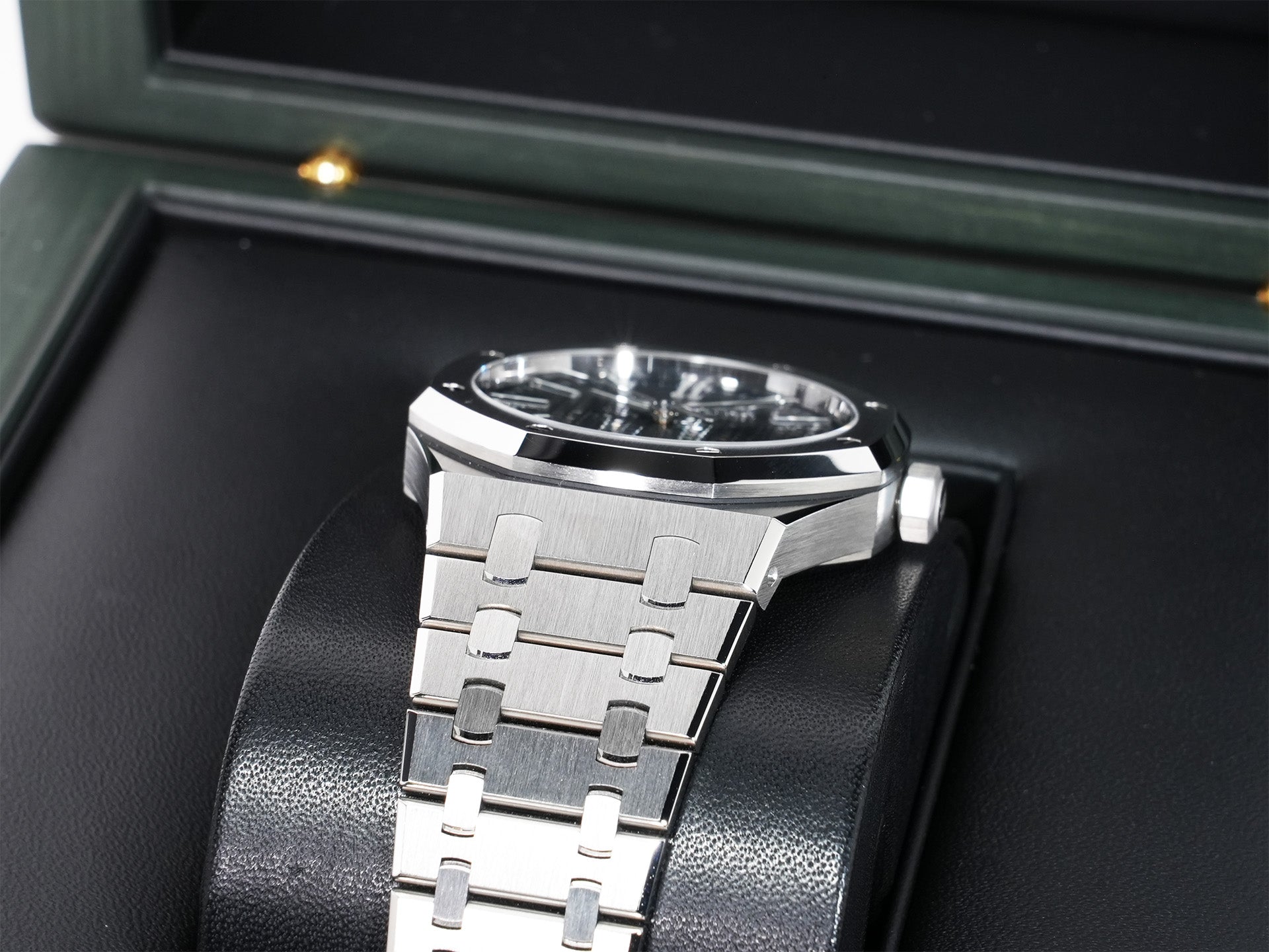 Audemars Piguet Royal Oak Ref.15510ST.OO.1320ST.09 Stainless Steel Khaki Green Dial Excellent Condition inhps2ts