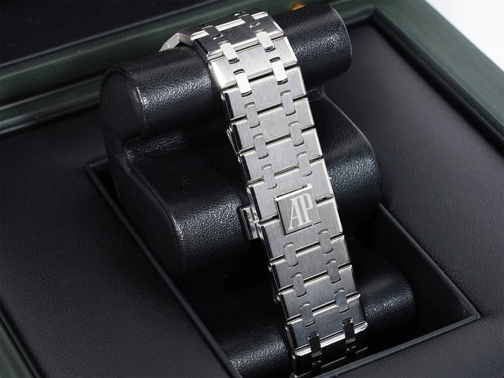 Audemars Piguet Royal Oak Ref.15510ST.OO.1320ST.09 Stainless Steel Khaki Green Dial Excellent Condition inhps2ts