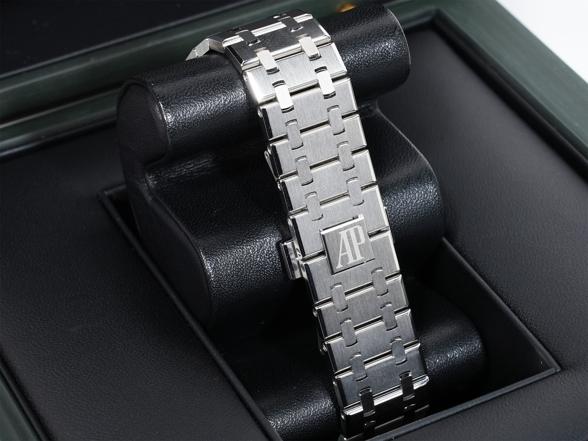 Audemars Piguet Royal Oak Ref.15510ST.OO.1320ST.09 Stainless Steel Khaki Green Dial Excellent Condition inhps2ts