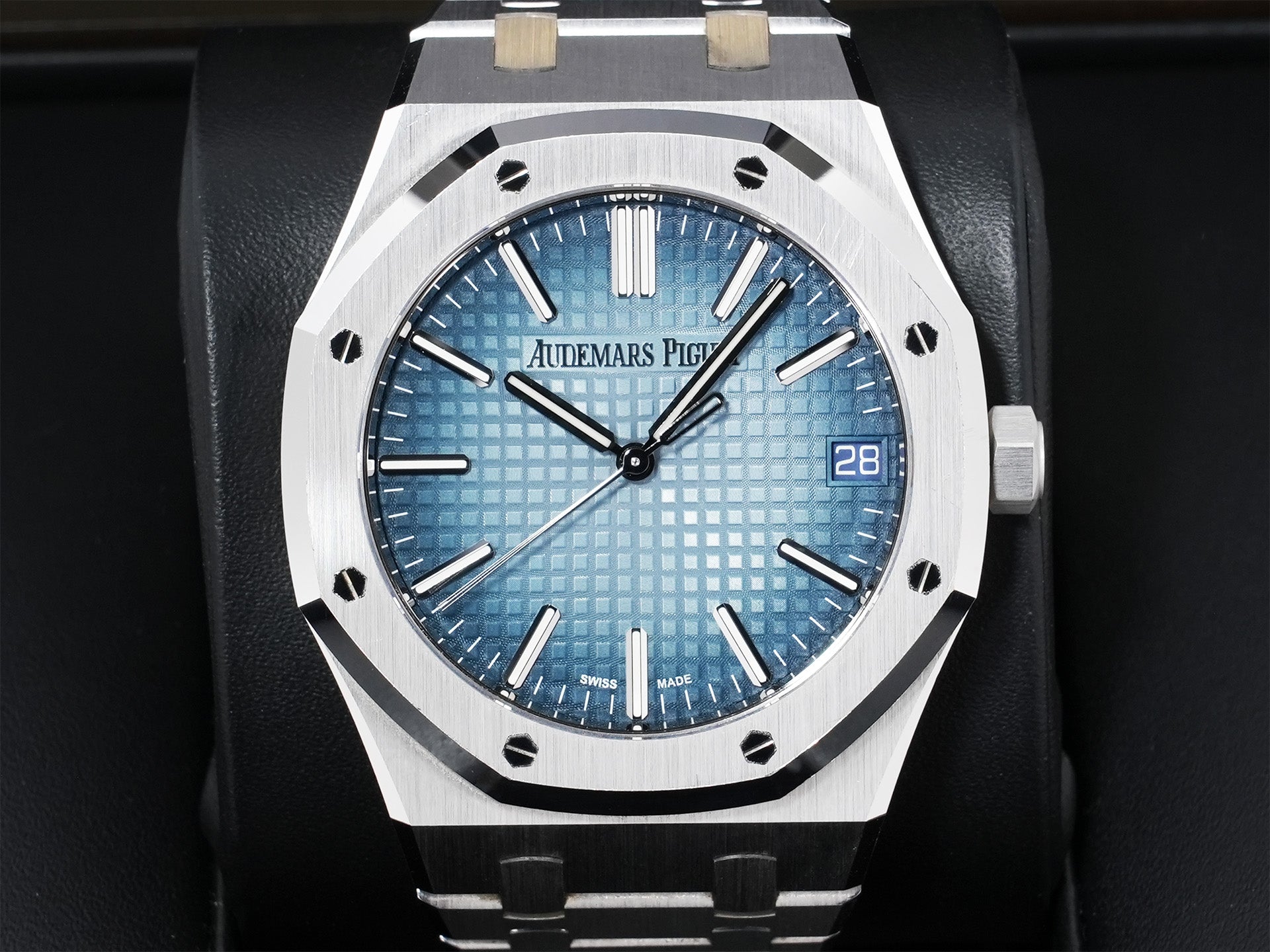 Audemars Piguet Royal Oak Ref.15510BC.OO.1320BC.02 White Gold Smoked Blue Dial Used sfgbfkvv