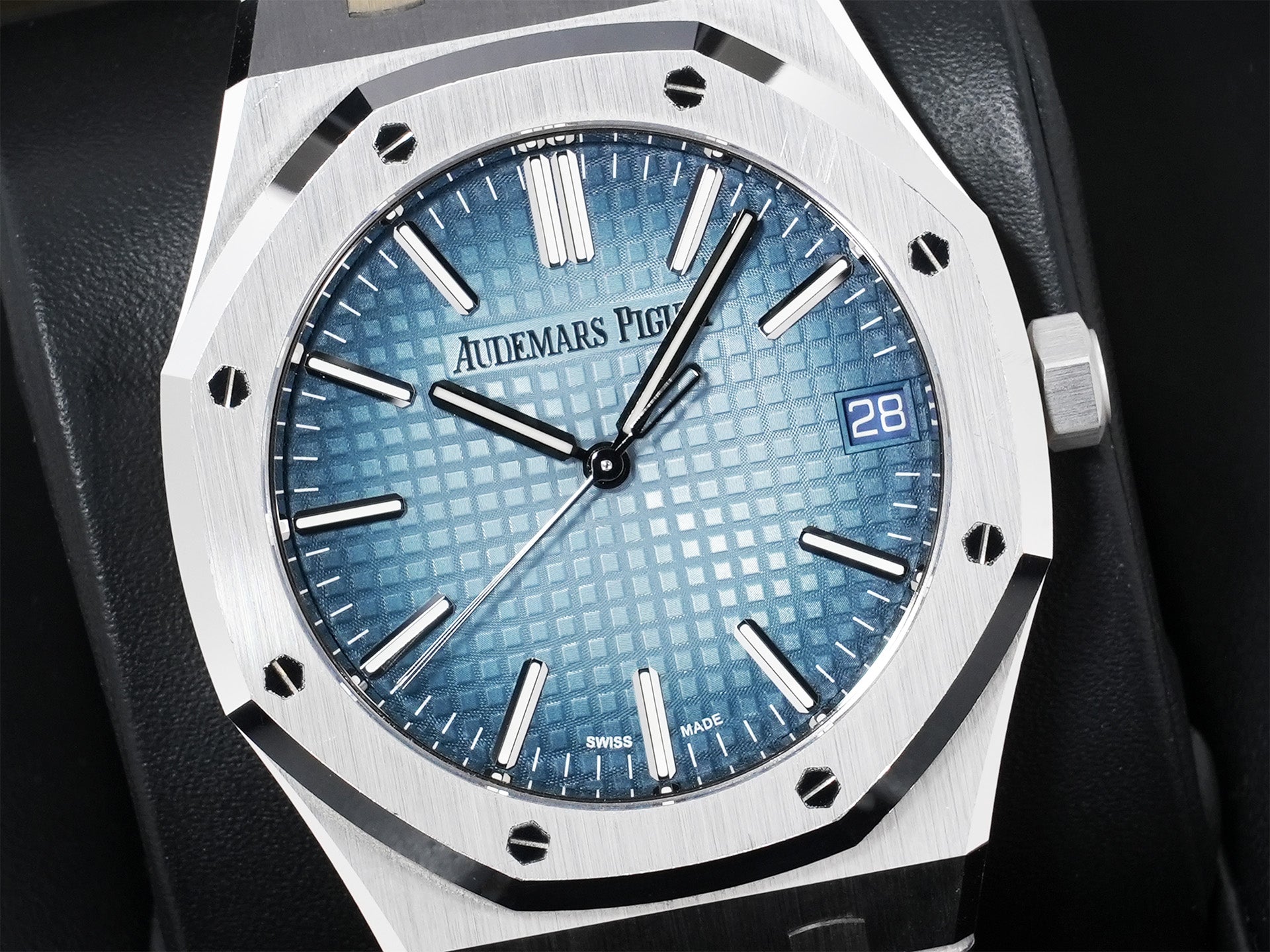 Audemars Piguet Royal Oak Ref.15510BC.OO.1320BC.02 White Gold Smoked Blue Dial Used sfgbfkvv