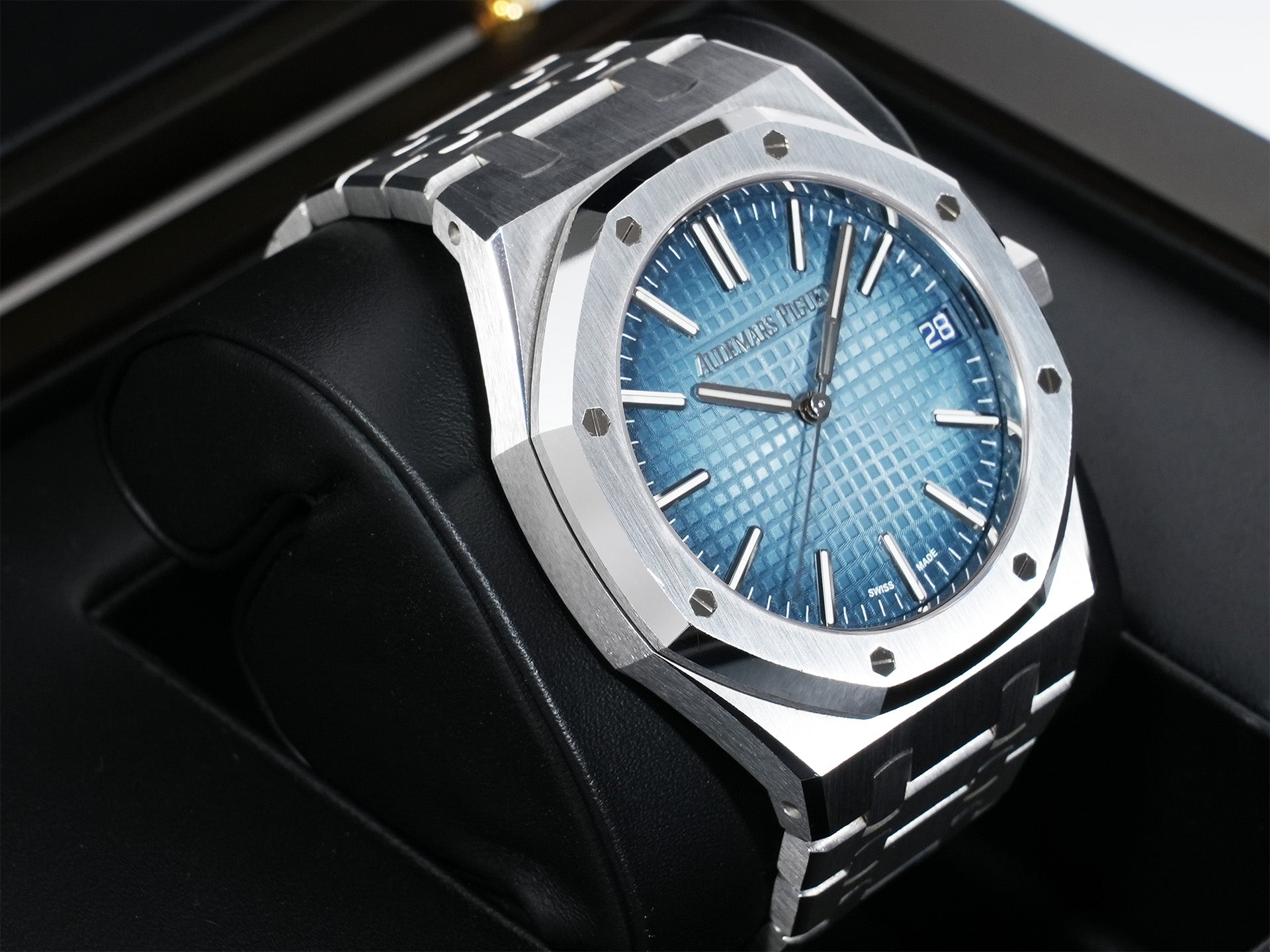 Audemars Piguet Royal Oak Ref.15510BC.OO.1320BC.02 White Gold Smoked Blue Dial Used sfgbfkvv